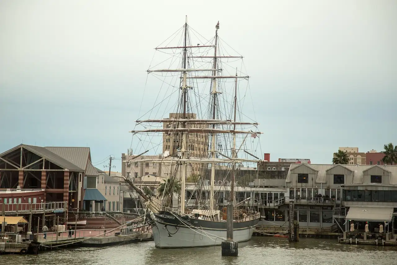 Un gran velero amarrado en un muelle del puerto de Galveston