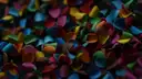 Un montón de confeti de papel de muchos colores vivos, en primer plano