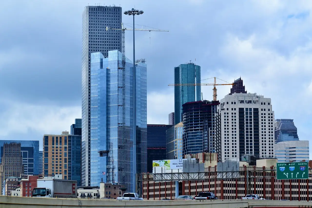 Torres de cristal y piedra del centro de Houston bajo un cielo nublado