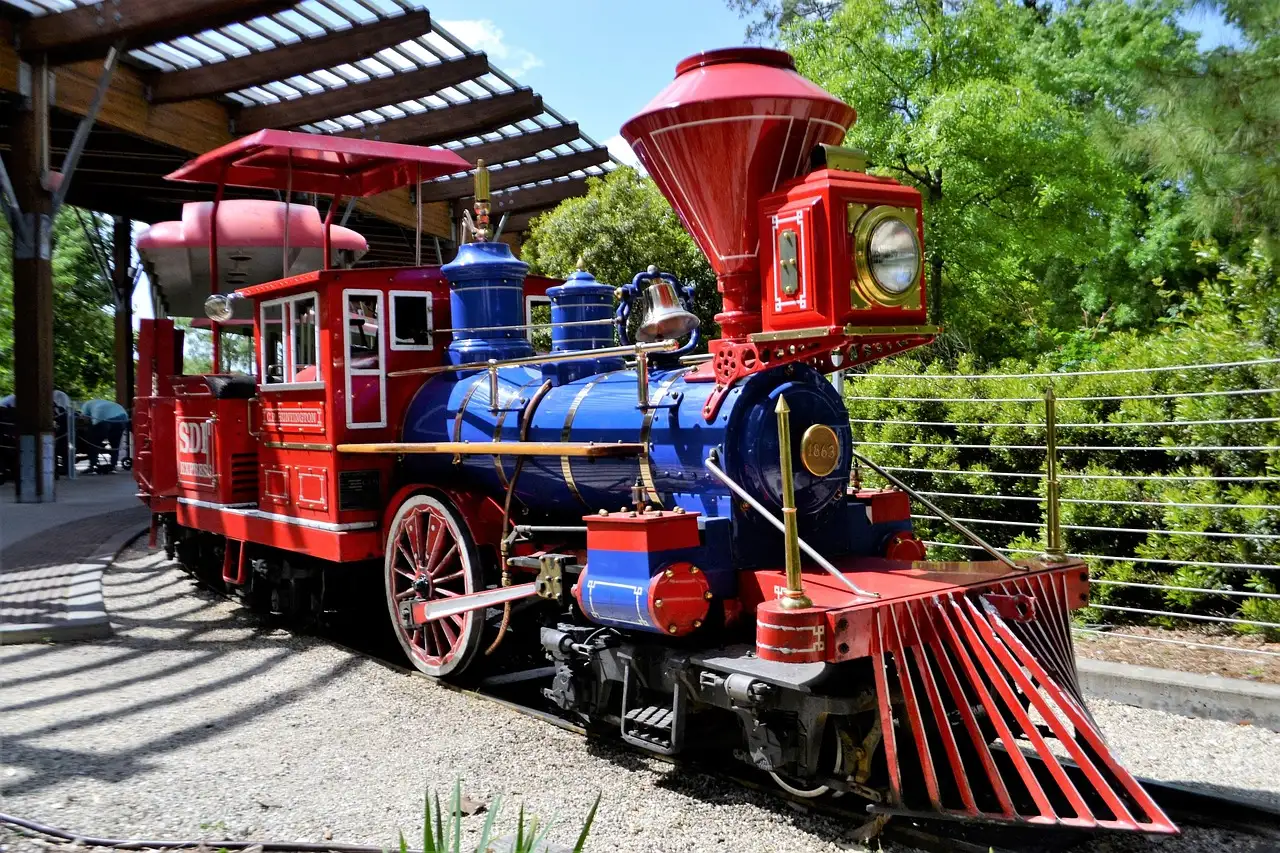 La locomotora roja y azul del trenecito del Hermann Park en su estación