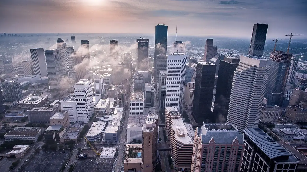 Las torres del centro de Houston vistas desde arriba, con nubes bajas entre ellas