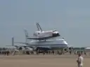 Un transbordador espacial sobre el Boeing 747 de transporte de la NASA, aparcado en Ellington Field, en Houston
