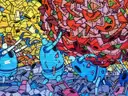 Un muro cubierto de grafitis de colores con robots y formas llamativas