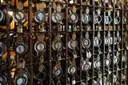 Filas de taquillas cerradas para jarras de cerveza en la Hofbräuhaus de Múnich