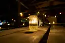 Una jarra de cerveza de cristal en una mesa de madera de una cervecería al aire libre, de noche