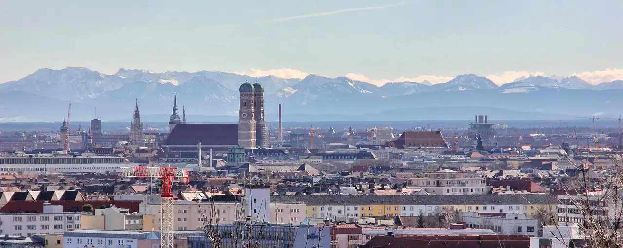 Vista de Múnich con las dos torres de la Frauenkirche y los Alpes en el horizonte