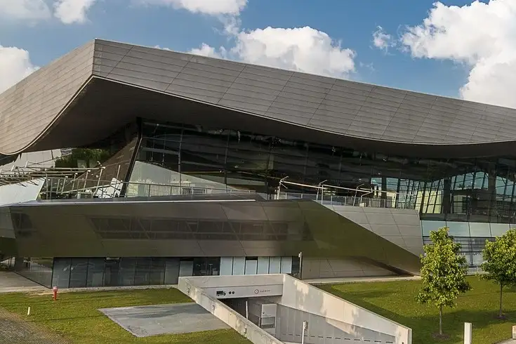 El amplio tejado de acero ondulado de BMW Welt en un día de sol