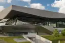 El amplio tejado de acero ondulado de BMW Welt en un día de sol