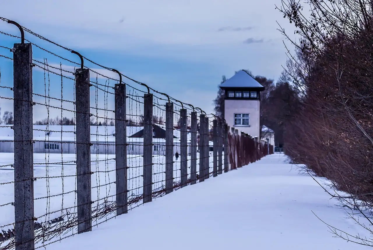 La valla y una torre de vigilancia del memorial de Dachau bajo la nieve