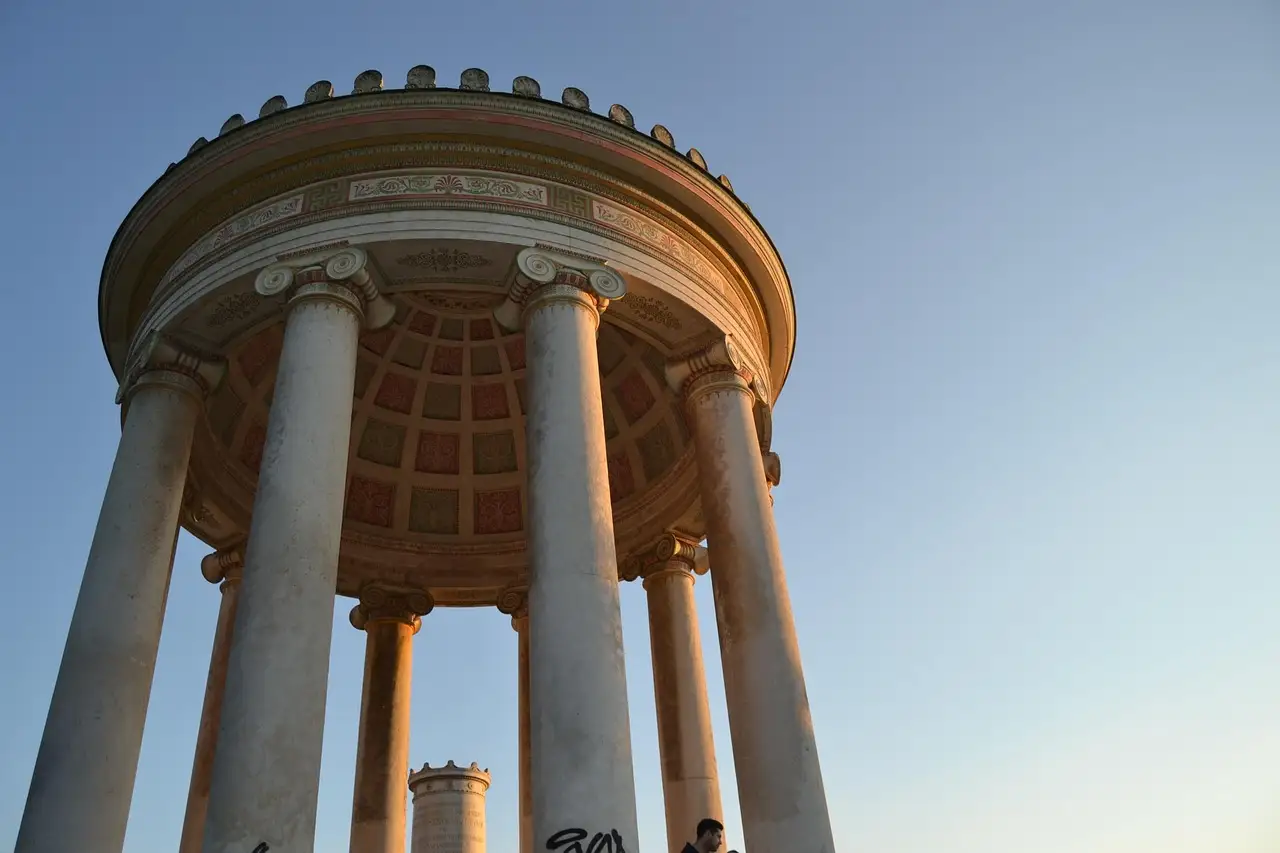 El Monopteros, un templo redondo con columnas, en el Jardín Inglés de Múnich visto desde abajo