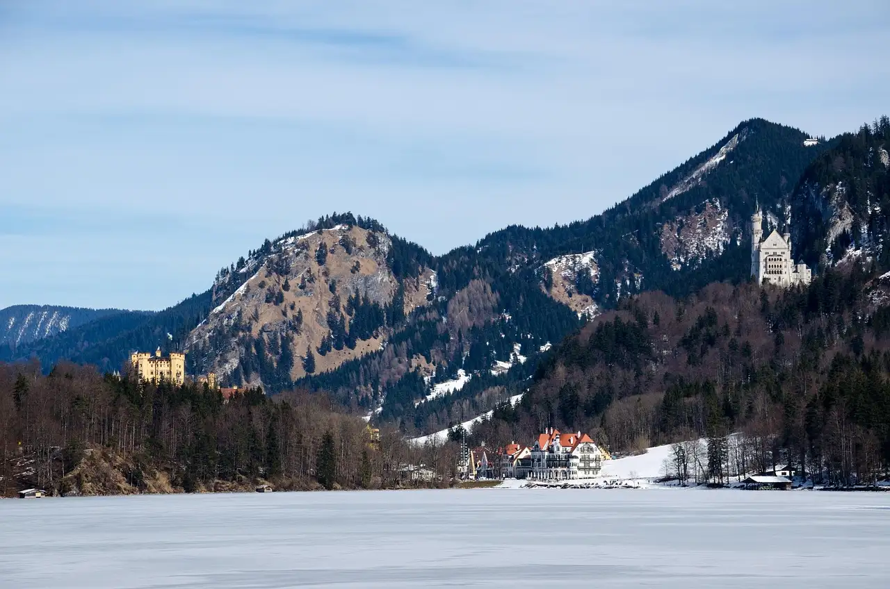 Los castillos de Hohenschwangau y Neuschwanstein sobre un lago helado en invierno