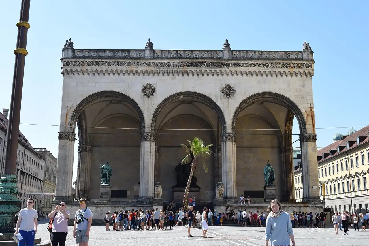 La Feldherrnhalle, un pórtico de piedra con tres arcos, en la Odeonsplatz