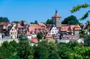 Tejados rojos y una torre de puerta en el pueblo medieval de Rothenburg