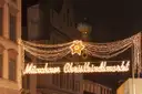 El letrero luminoso «Münchner Christkindlmarkt» sobre una calle de noche
