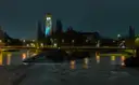 La torre del Deutsches Museum iluminada de noche sobre el Isar