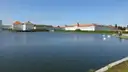 El Palacio de Nymphenburg tras su largo canal en un día de sol
