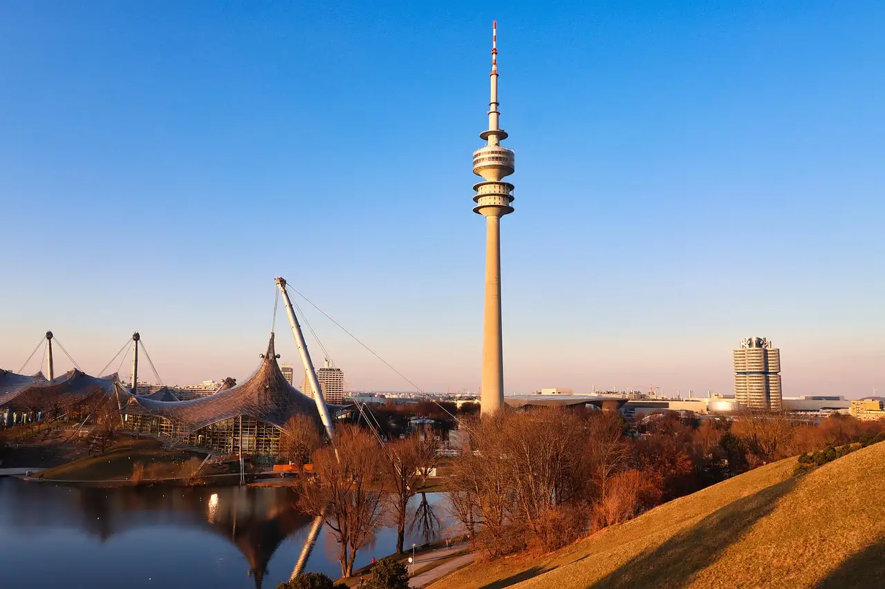 La Torre Olímpica y el tejado de carpa del Parque Olímpico de Múnich sobre un lago