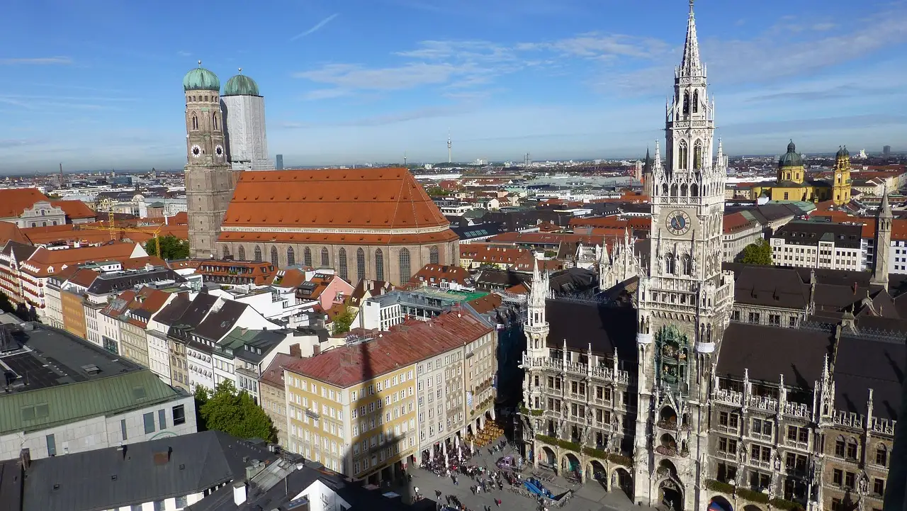 El casco antiguo de Múnich desde arriba, con las torres de la Frauenkirche y el Ayuntamiento Nuevo de Marienplatz