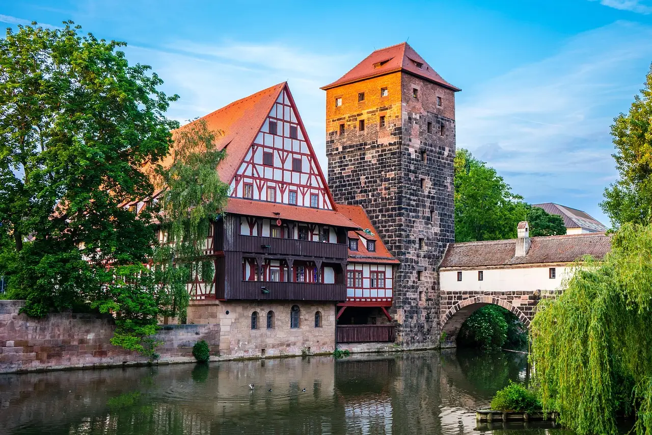 El Weinstadel de entramado de madera y la torre de piedra Henkerturm junto al río Pegnitz, en Núremberg