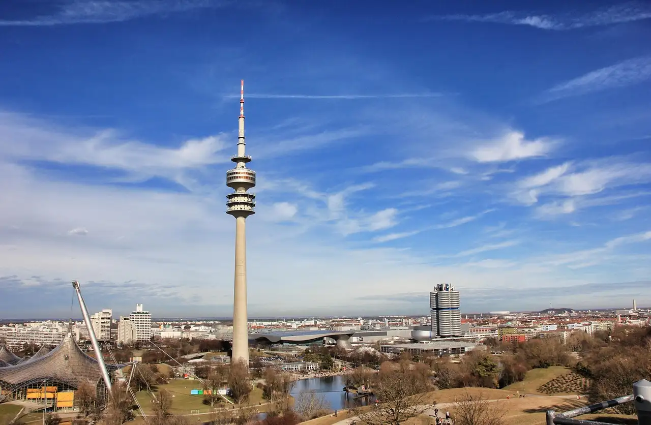 La Torre Olímpica sobre el Parque Olímpico y la ciudad