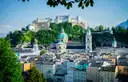 El casco antiguo de Salzburgo con las cúpulas de la catedral y la fortaleza de Hohensalzburg en la colina