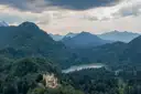 El castillo de Hohenschwangau en el bosque sobre el lago Alpsee, visto desde muy arriba