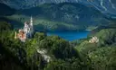 El castillo de Neuschwanstein sobre el bosque, con el lago Alpsee y el castillo de Hohenschwangau debajo