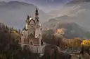 El castillo de Neuschwanstein en otoño, con el castillo de Hohenschwangau y las montañas detrás