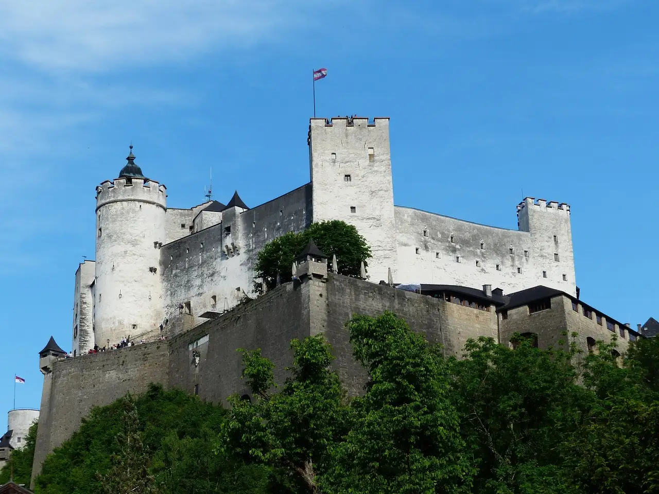 La fortaleza de Hohensalzburg en su colina sobre árboles verdes