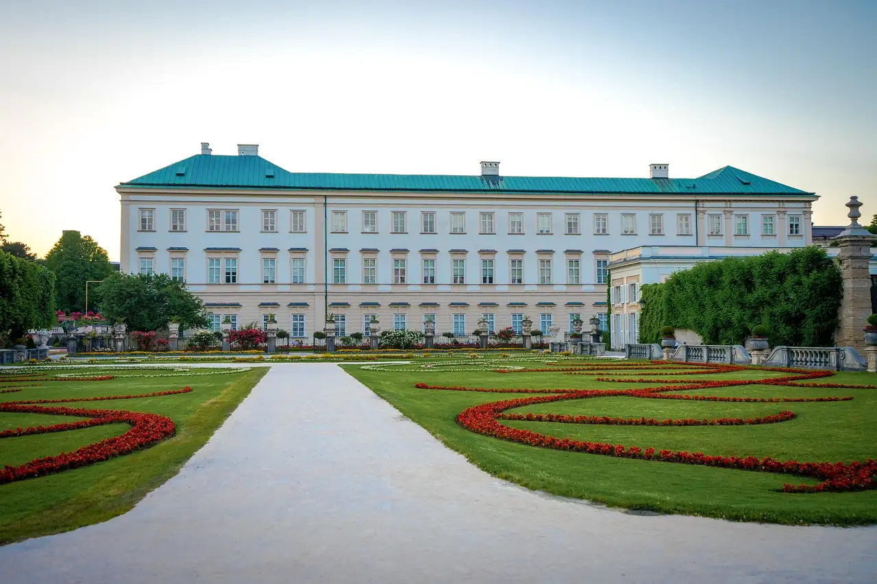 El Palacio de Mirabell tras el césped y los parterres de flores de su jardín