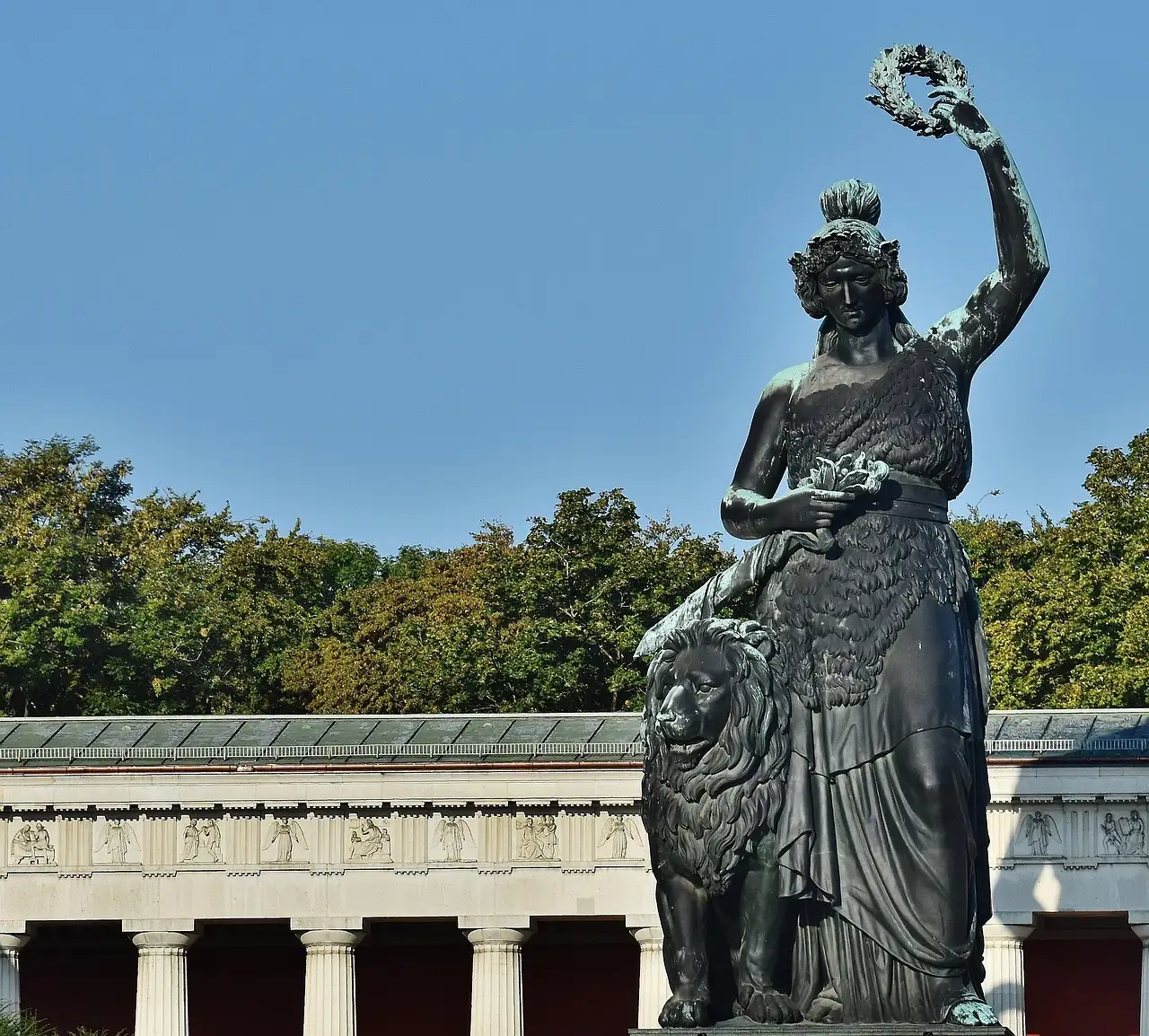 La estatua de bronce de Bavaria con un león, sobre la Theresienwiese de Múnich