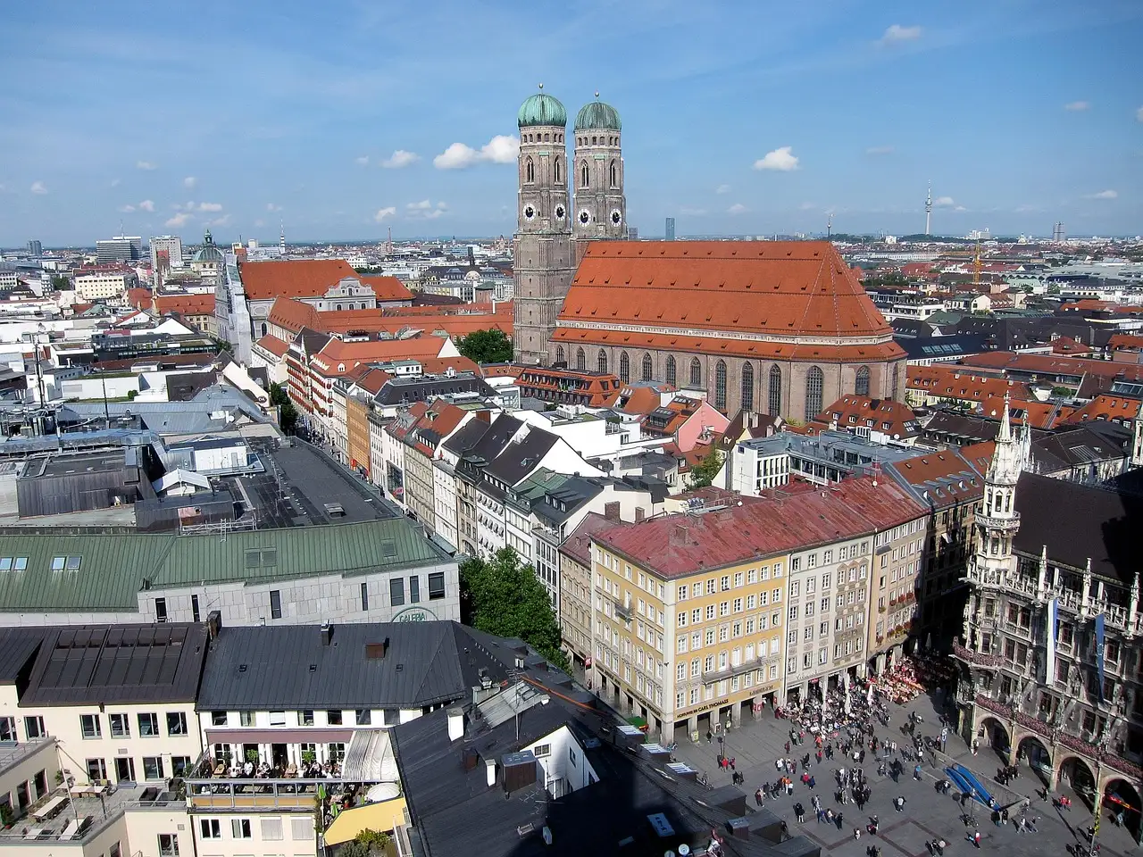 Las torres de la Frauenkirche sobre los tejados rojos del casco antiguo de Múnich, con la Marienplatz debajo