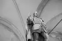 Una estatua de bronce de un general bajo los arcos de la Feldherrnhalle, en blanco y negro