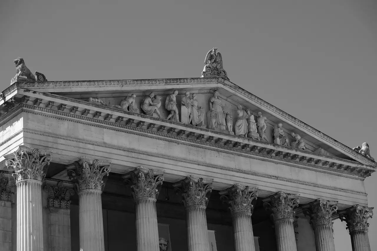 La fachada con columnas de un museo en la Königsplatz, en blanco y negro