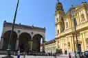 El pórtico de la Feldherrnhalle en la Odeonsplatz de Múnich, junto a la iglesia amarilla de los Teatinos