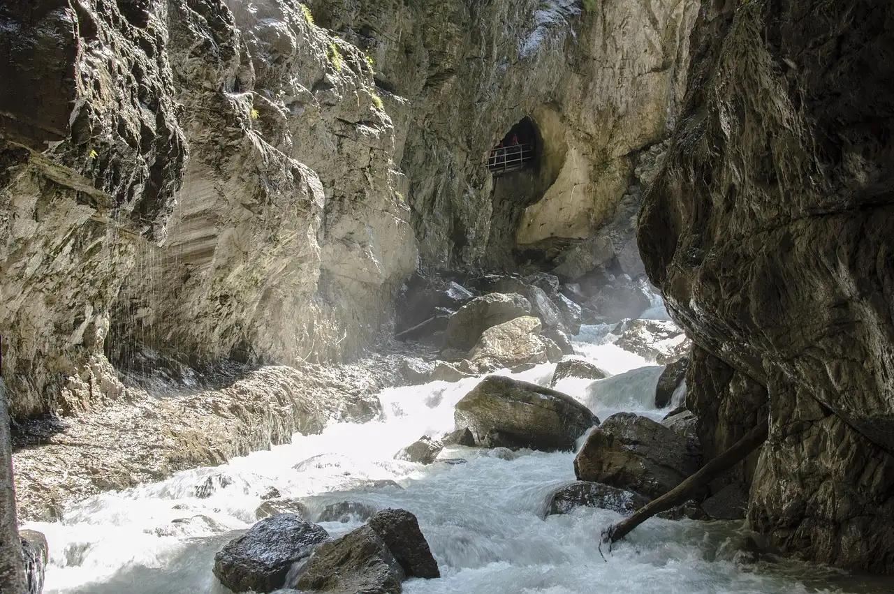 Un arroyo que corre entre las paredes de roca de un desfiladero