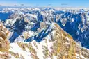 Picos alpinos nevados vistos desde lo alto del Zugspitze