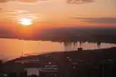 El sol se pone sobre el lago Ontario y el frente marítimo de Toronto, visto desde lo alto de la Torre CN.