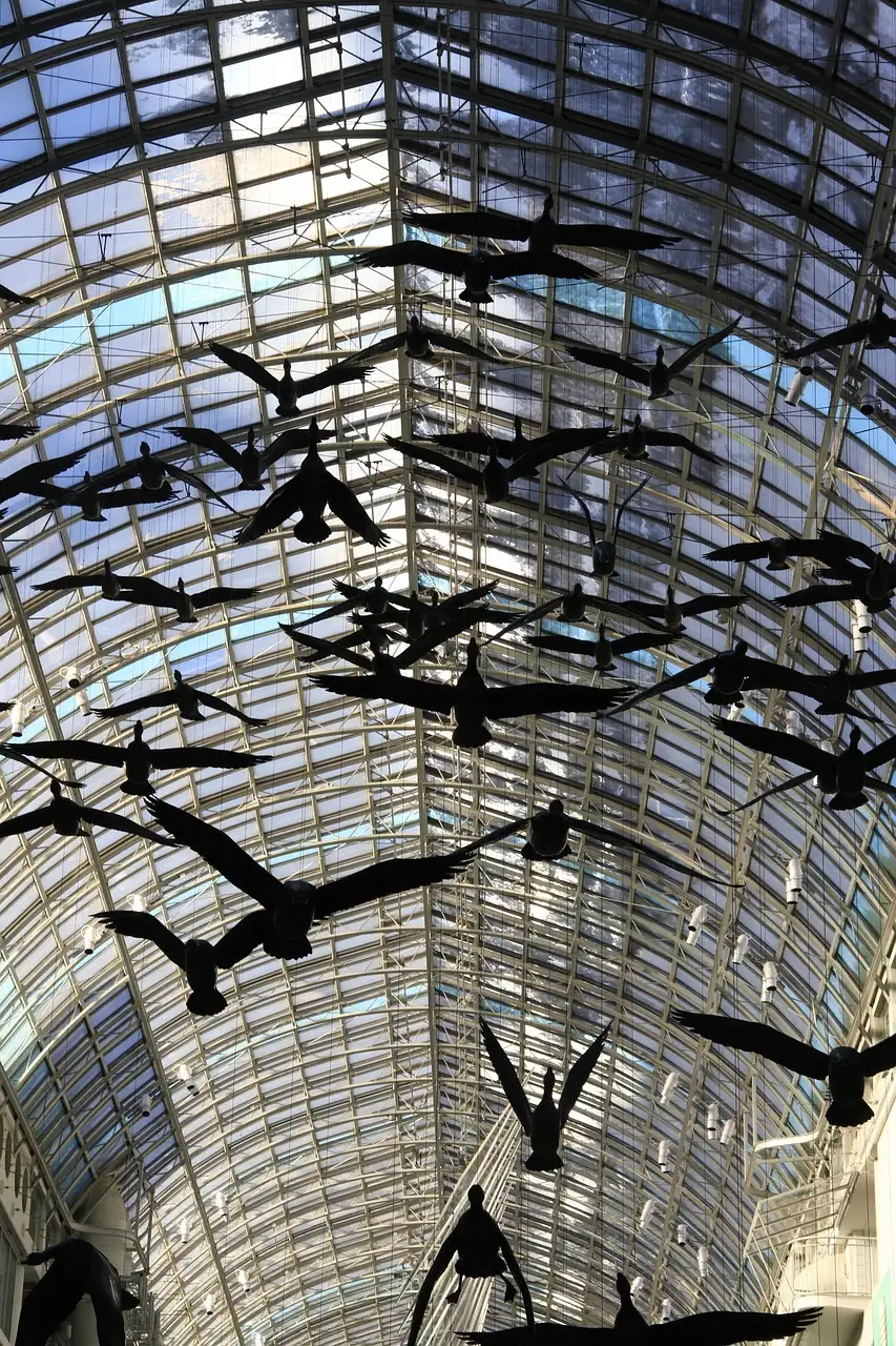 Gansos del Canadá esculpidos volando bajo el techo de cristal del Toronto Eaton Centre