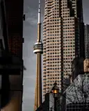 La Torre CN vista entre torres de oficinas del centro en un día gris