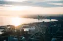Atardecer sobre el lago Ontario y el frente marítimo oeste, visto desde lo alto de la Torre CN