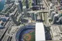 Vista hacia abajo desde la Torre CN sobre el Rogers Centre, las vías del tren y las torres del frente marítimo