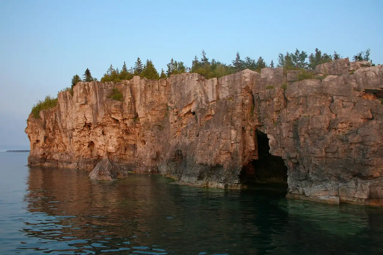 Un promontorio de caliza con un arco de cueva sobre el agua quieta de la bahía Georgiana