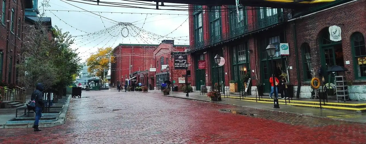 Una calle adoquinada entre edificios de ladrillo rojo en el Distillery District