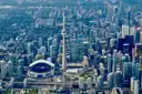 El centro de Toronto desde el aire, con la Torre CN y la cúpula blanca del Rogers Centre entre las torres