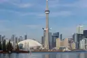 La Torre CN y el estadio cubierto que tiene al lado, vistos al otro lado del agua en un día de sol