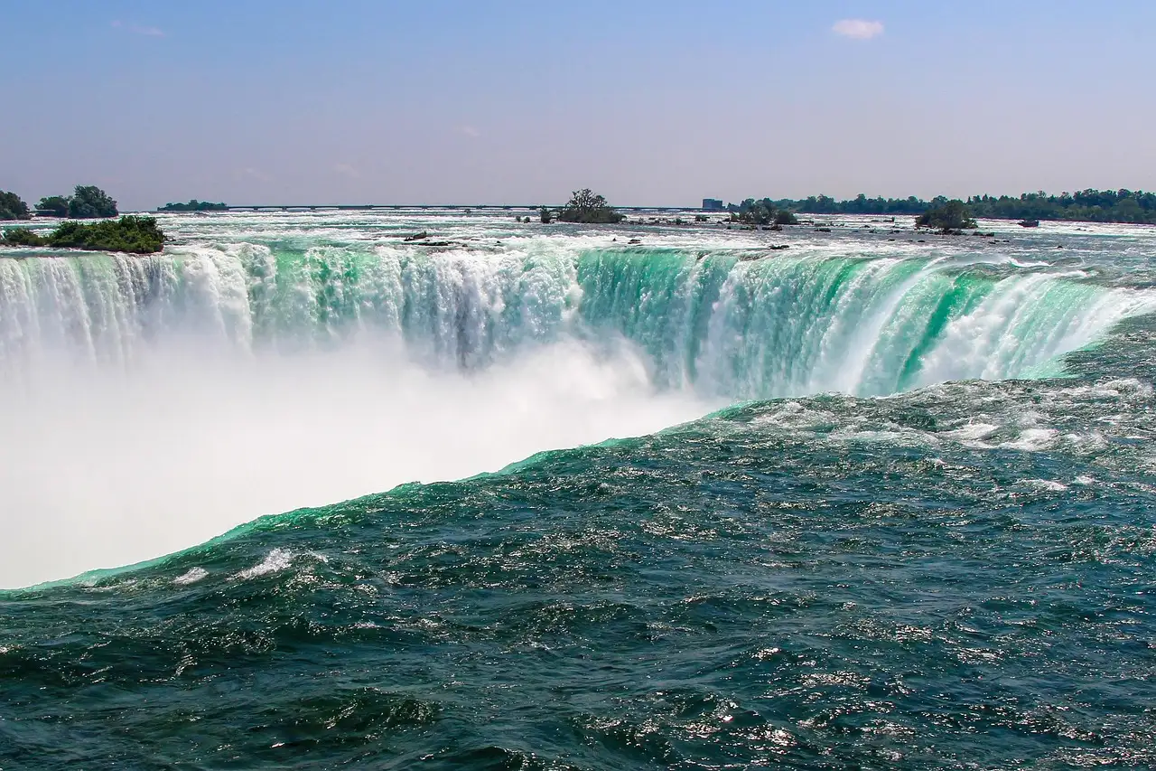 El agua verde cae por el borde de las cataratas Horseshoe