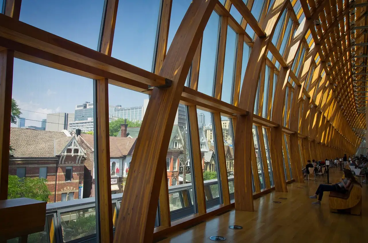La Galleria Italia de madera y cristal de la Art Gallery of Ontario, que da a Dundas Street