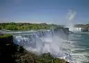 Las cataratas Americanas delante y las cataratas Horseshoe detrás, vistas desde muy arriba del río