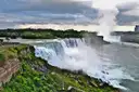 Las cataratas Americanas desde arriba, con la bruma de las cataratas Horseshoe subiendo detrás